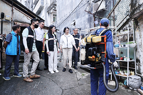 柯嵐實地檢查滅蚊工作